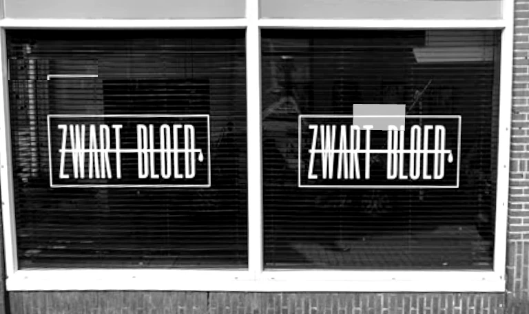 De gevel van Zwart Bloed aan de Oostveenweg in Enschede
